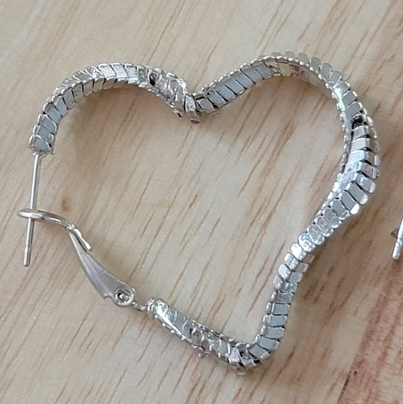 18k White Gold Plated Twisted Heart Earrings NEW - Picture 5 of 5